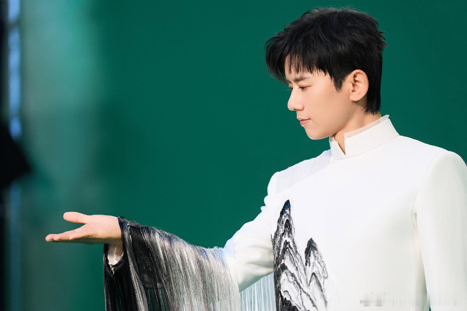张杰天下独唱压轴 张杰官宣2026湾区升明月湾区升明月节目单出炉，张杰官宣加盟，