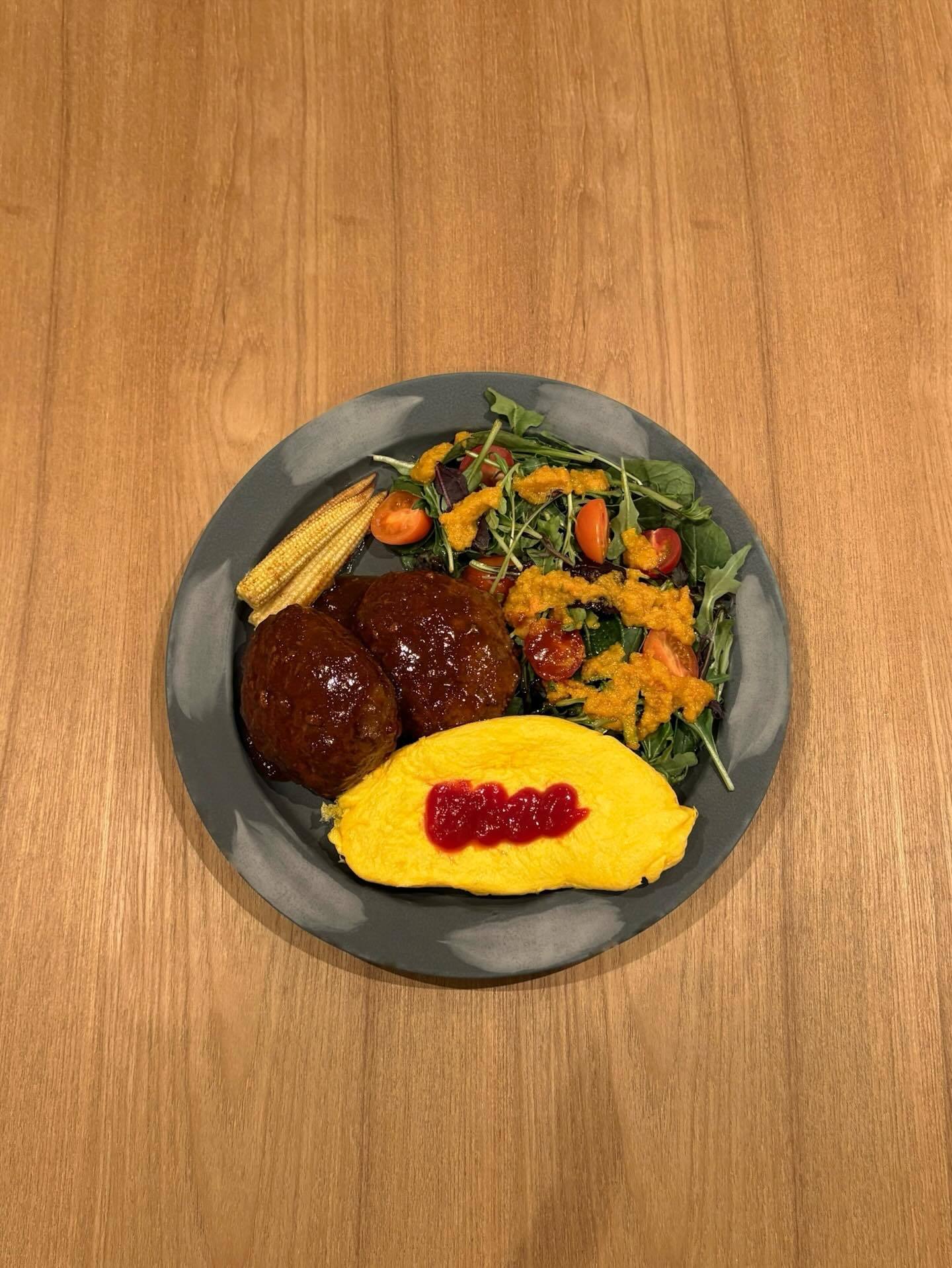 秋元真夏「ハンバーグとオムレツ🍳ドレッシングおいしかった🤍なかなか納得いくハ