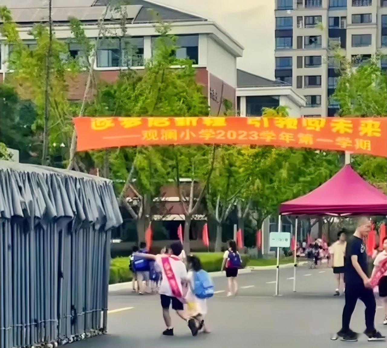 新学期，大宝上三年级了，小宝上一年级，都在南门小学。
        南门小离家
