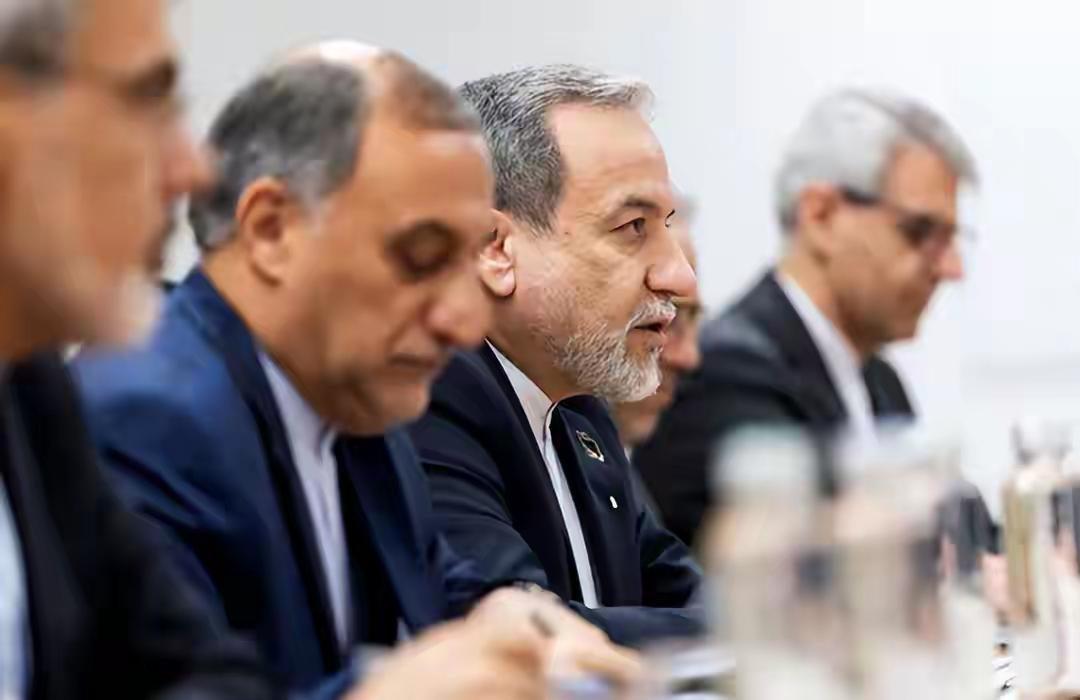 伊朗外长一句话火了！伊朗9200万人口承载2500年文明，凭啥要投降