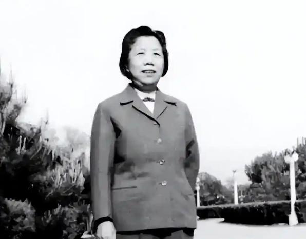 1992年，天津海河两岸的船只齐声拉响汽笛，送别一位伟大的革命家。哀乐声中，人们