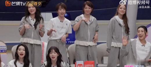 谢楠好像在孩子看文艺汇演 浪姐一公小考现场，谢楠成了欢乐源泉。她跟着节奏尽情舞动