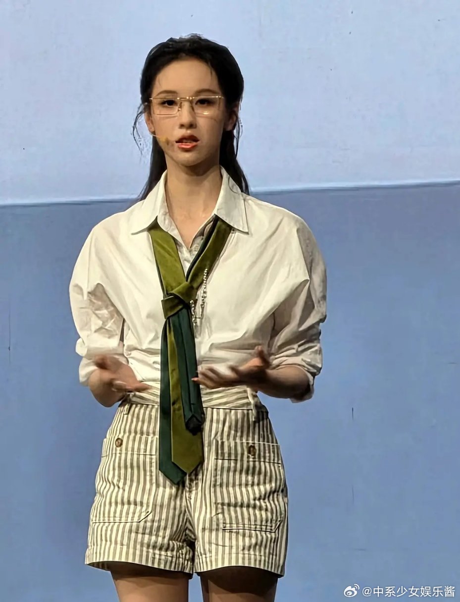 陈都灵出席活动都不洗头的嘛？顶着个大油头就上场了 