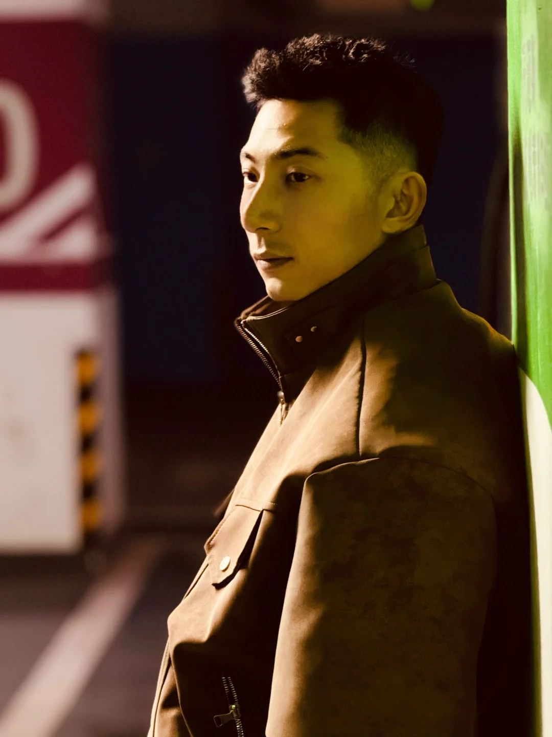 走过这段灰色轨迹 前方会不会是海阔天空