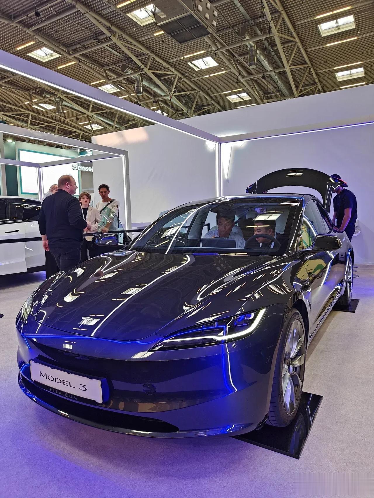 全新特斯拉Model 3亮相2023德国慕尼黑车展
❶ 前脸变动一下、车尾换新造