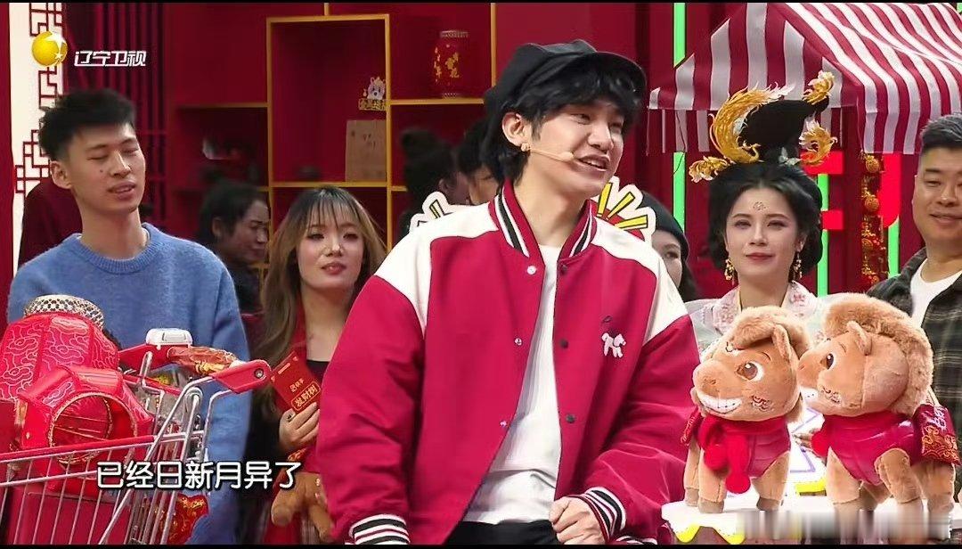 蒋龙回东北必须打卡澡堂子 解锁辽宁沈阳过年仪式，蒋龙打卡澡堂还认真调研现状，这波