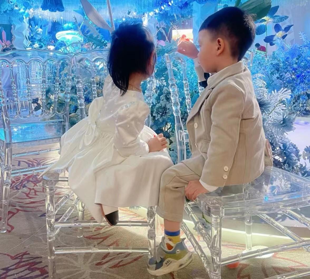 单位同事的孩子结婚，摆了36桌酒席，准备了20箱白酒，邀请了我儿子当花童。回到家