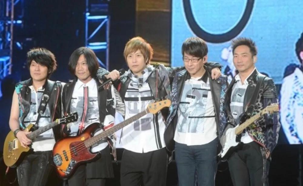 #相信音乐 五月天邀你见证现场#这个意思很明确了，就是想通过下场演唱会的真唱，来
