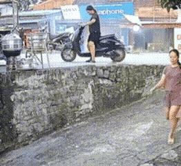 早餐摊的生意今天出奇的好，五秒钟售完