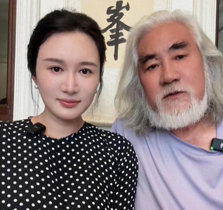 张纪中两口子选择了高调的活着，就要承受被高调带来的反噬 。
 
既然要晒，就得接