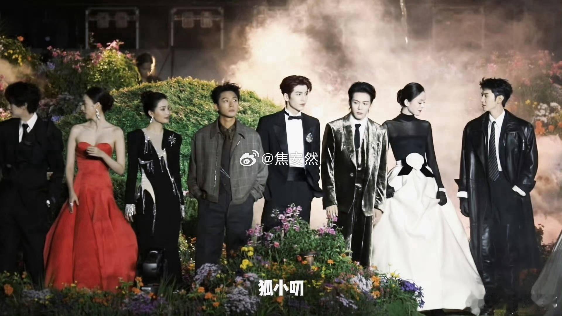 仔细看，娜扎一开始的时候是自己站到最边缘的外围的，工作人员把她叫过来站在钟楚曦这