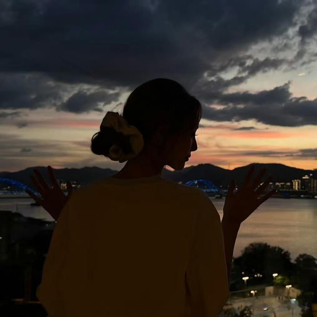 徐艺洋在社交平台晒出与全红婵的同框合照，瞬间收获大批网友点赞。照片里两人状态松弛