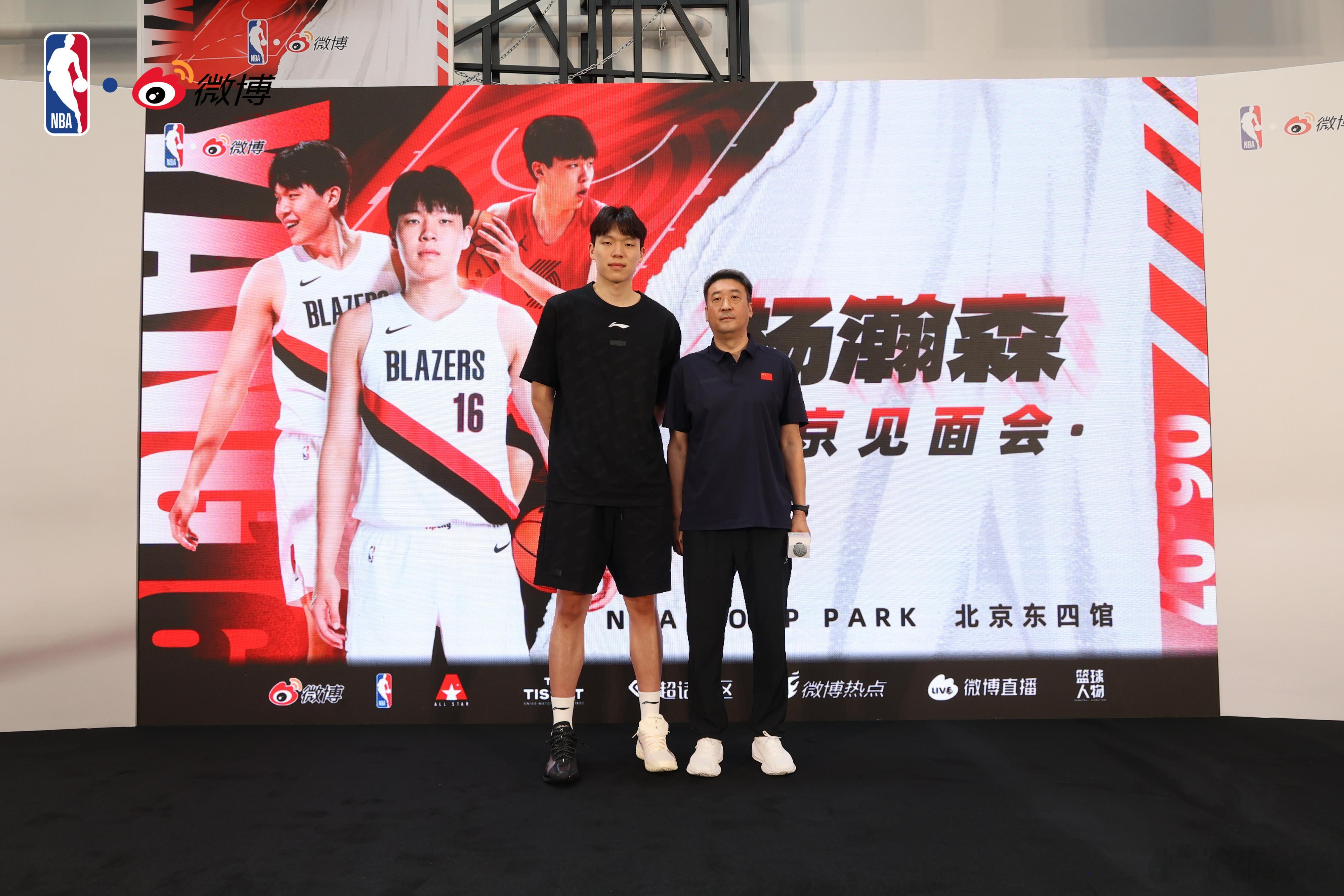 在杨瀚森北京见面会上，他的启蒙教练王颖透露，杨瀚森小时候的绰号叫“大头”。“大头