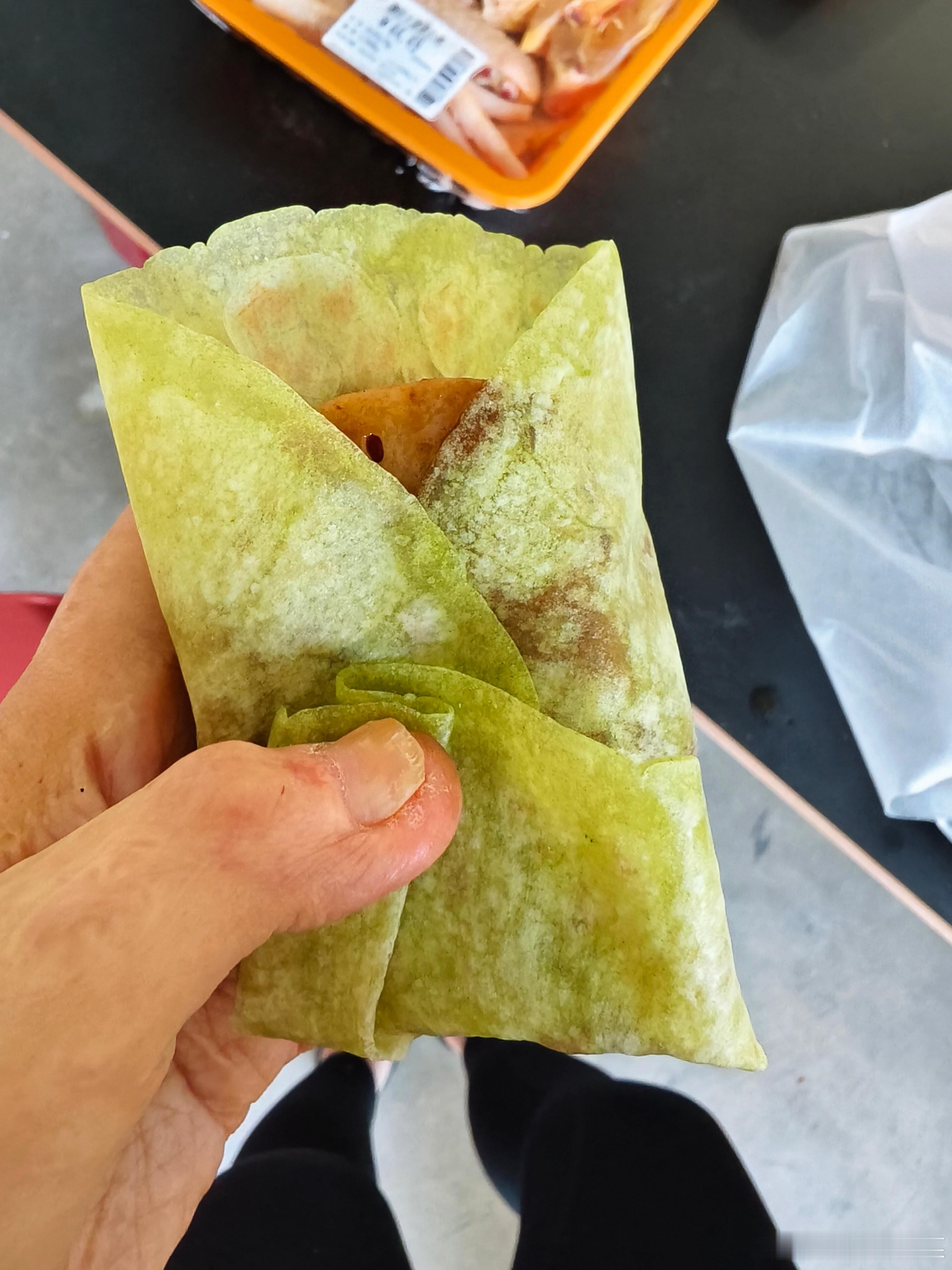 一顿中午饭，测试两个饼。图一很厚，也不劲道，但是粮食味儿很重，不难吃。图二薄且劲