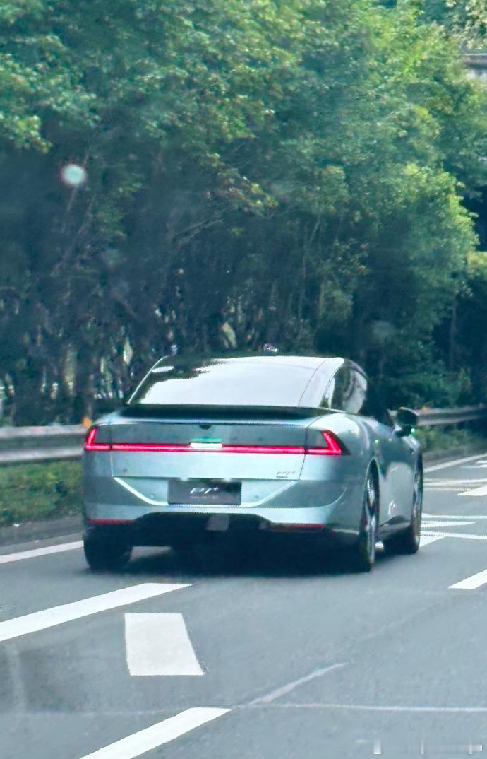 小鹏P7+增程版尾部设计的激进程度，貌似不比小鹏P7小，以后会成家族设计吗