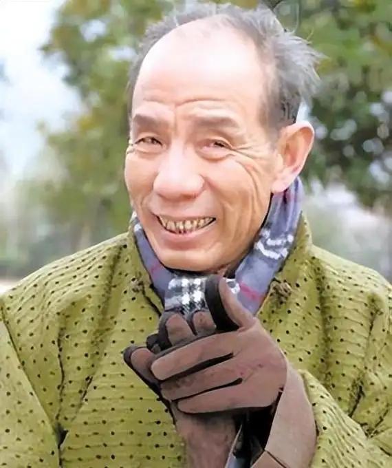 现在的内娱，真该给89岁的魏宗万磕一个！这位老戏骨6月1日在平静离世，丧事极简。
