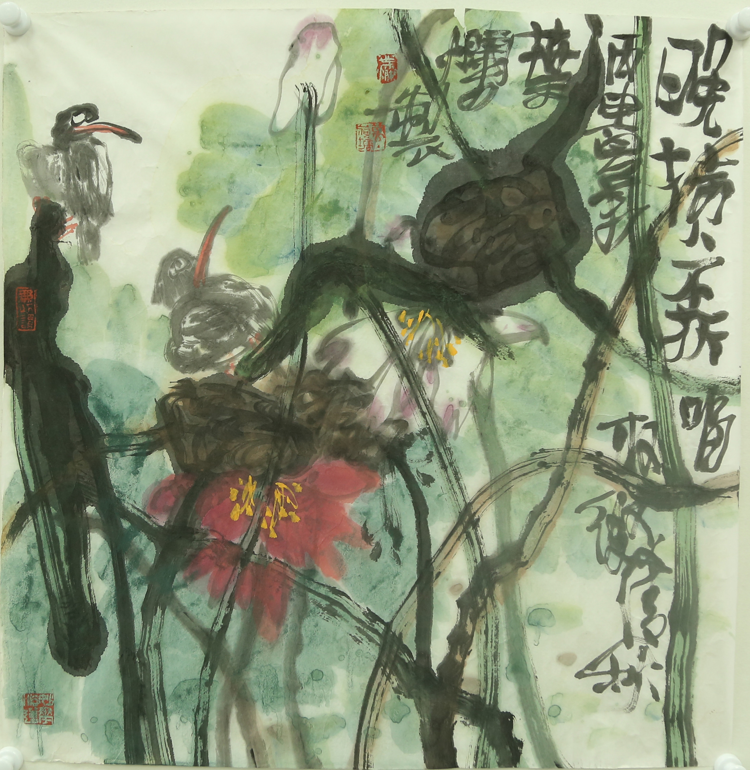 《笔墨野逸，花鸟有情》写意笔法下，荷茎如铁线铿锵，荷叶墨色淋漓，小鸟造型简括却神
