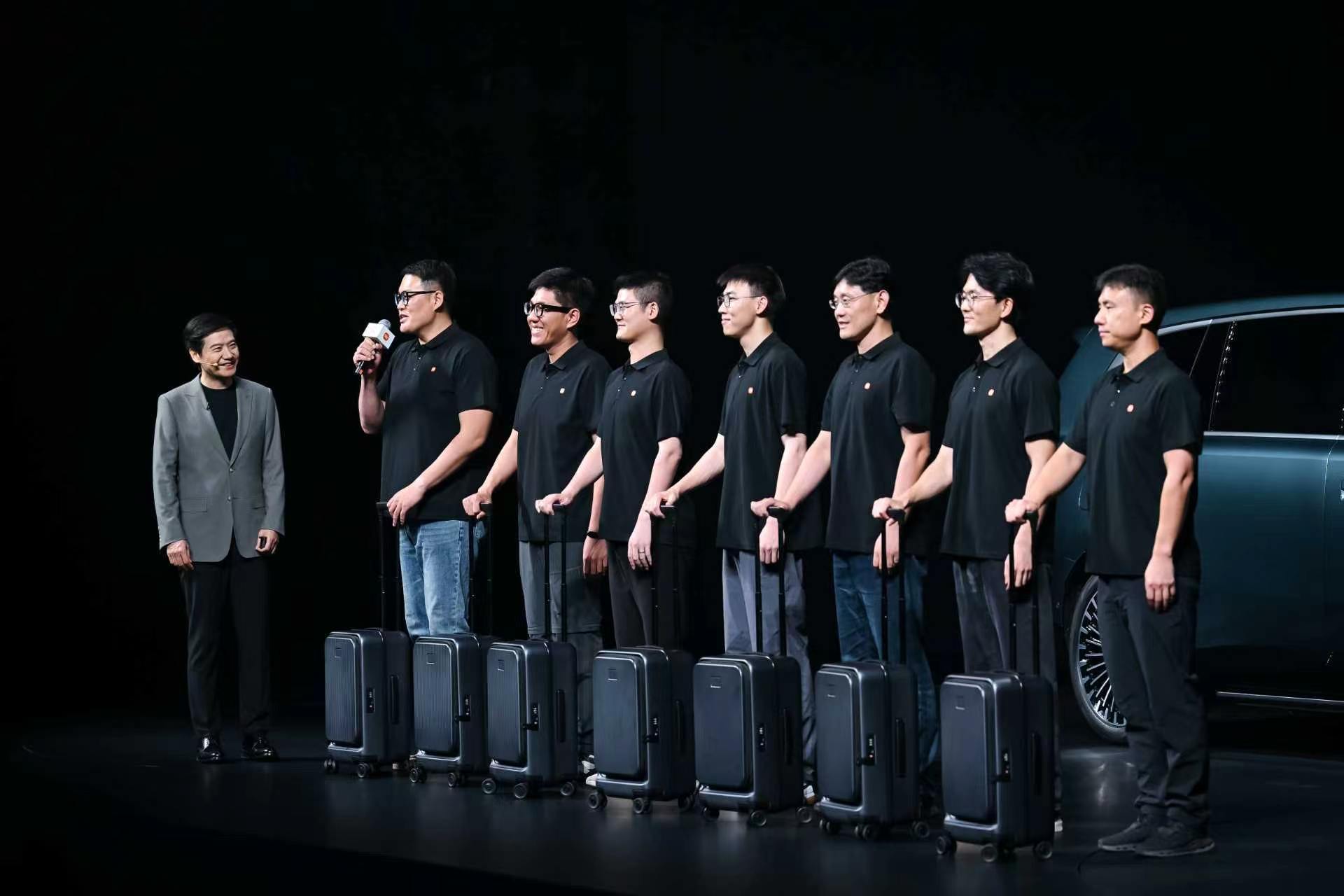 小米澎程像在卖房市面上不少大六座、大七座SUV，只是把车身做大，却没能解决最实际