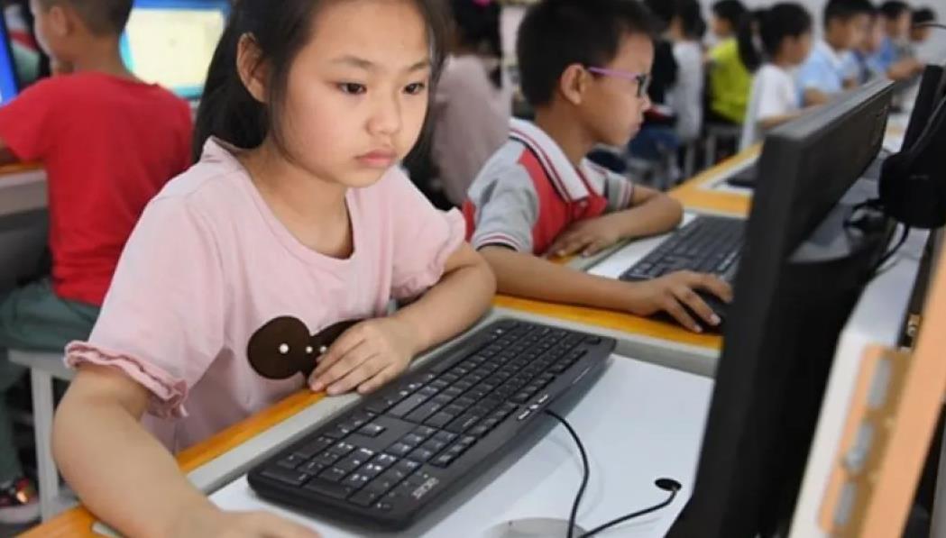 《中国正在重新定义教育：未来拼的不是分数，而是谁能掌握下一代科技》
很多人还以为