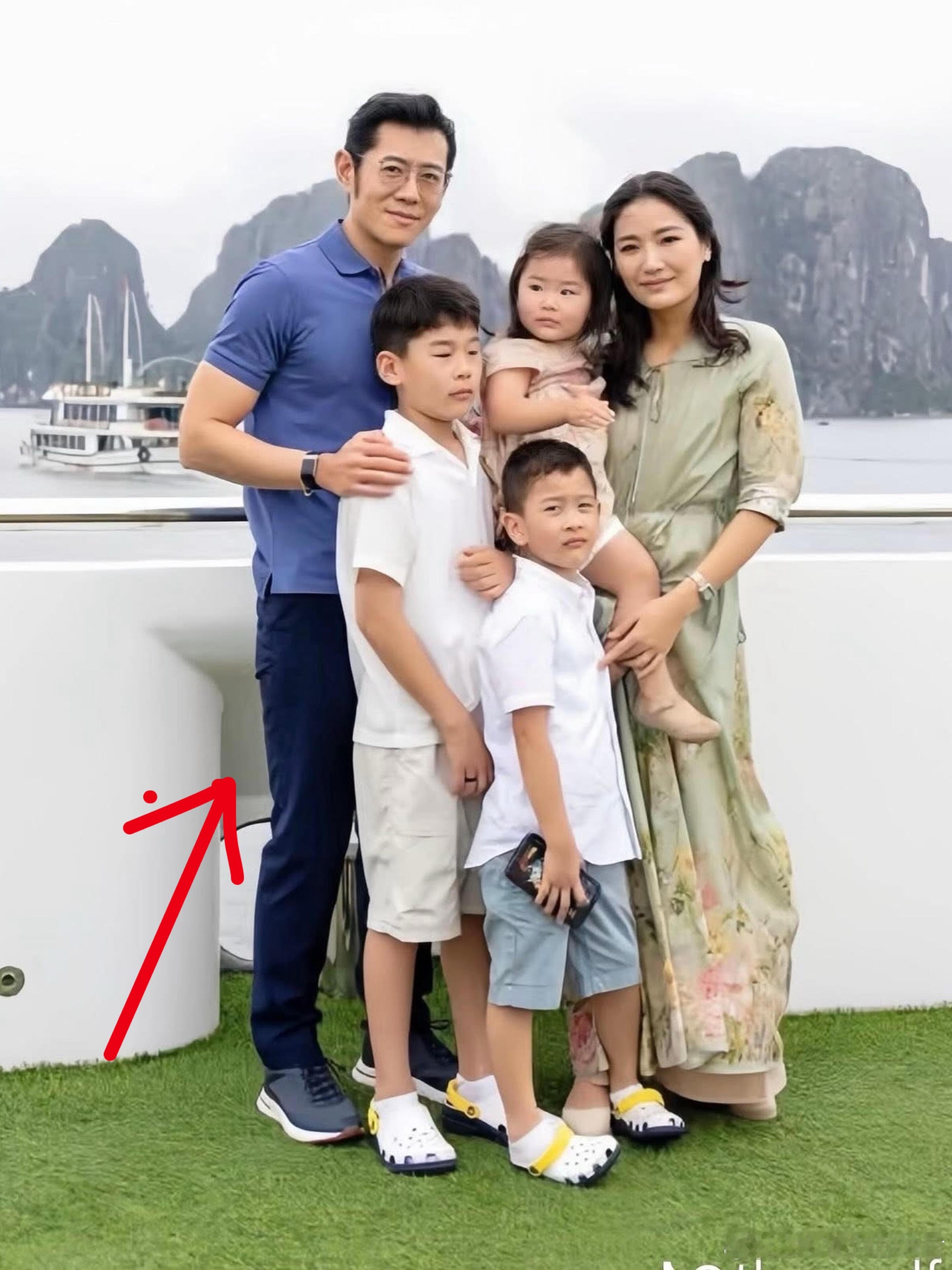 不丹王室最新全家福，一家5口都是高颜值 ​​​