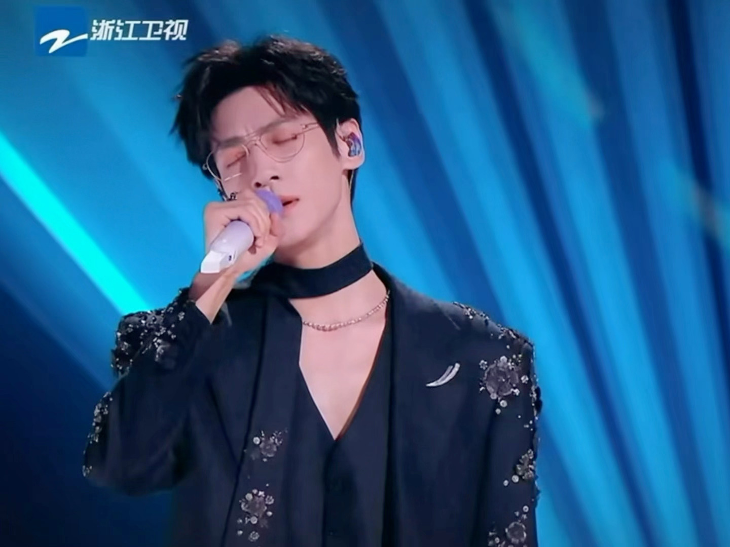 下期完全daddy穿这样给我唱“如果云层是天空的一封信”罗云熙