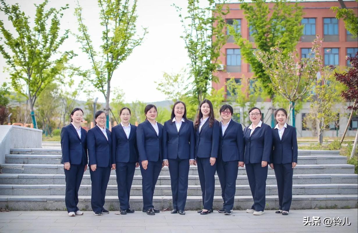 教师工装三种订制模式，哪一种更合理？完全公费、被自费、公私分摊。
    
近日