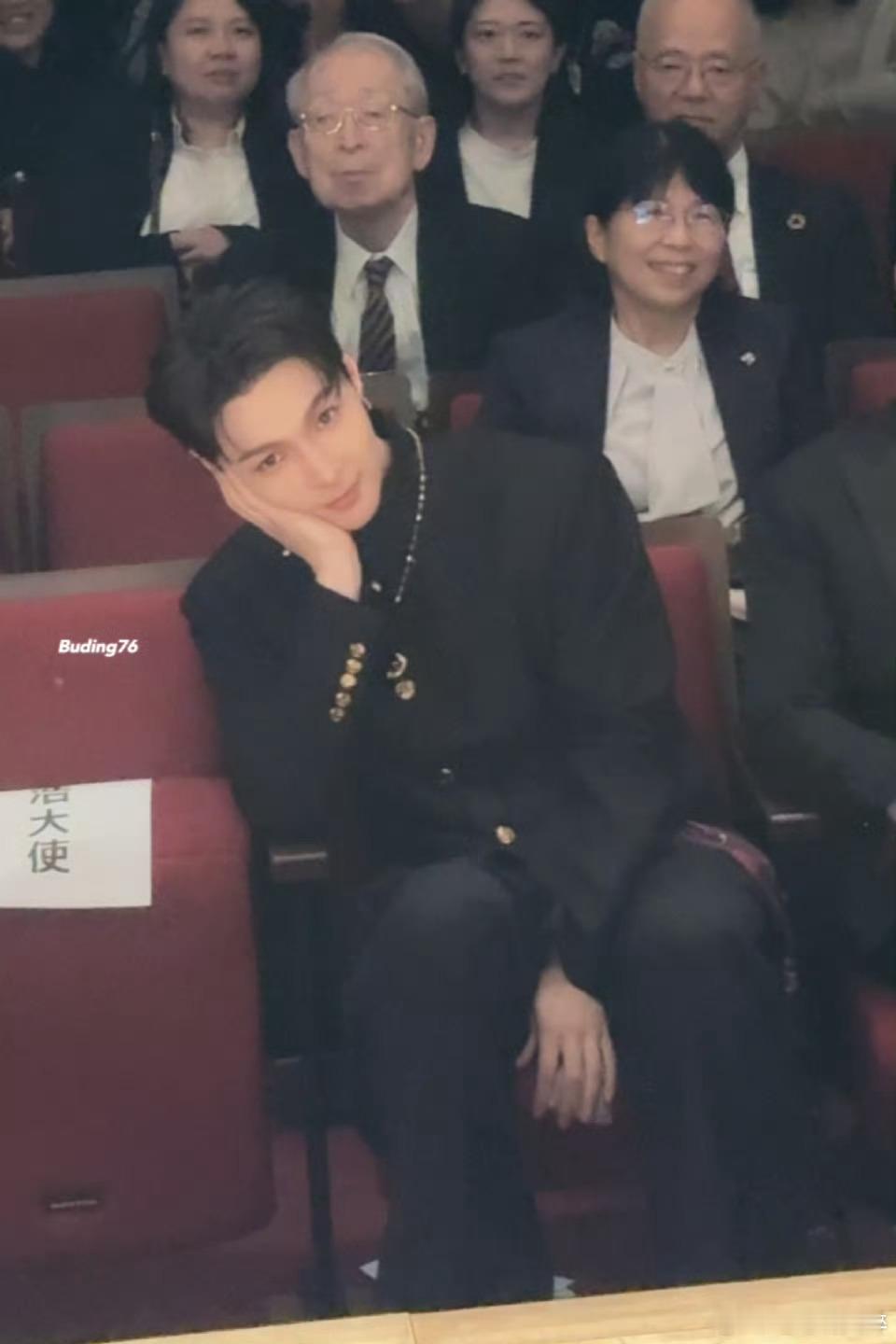 补丁拍到张艺兴张艺兴怎么就越来越帅啊[苦涩][苦涩] ​​​