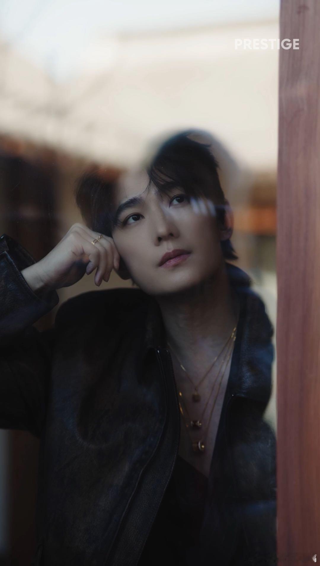 杨洋是真不拿我当外人杨洋这波蓝睡衣直接给我看愣了！慵懒得像周末早上的阳光，但一抬