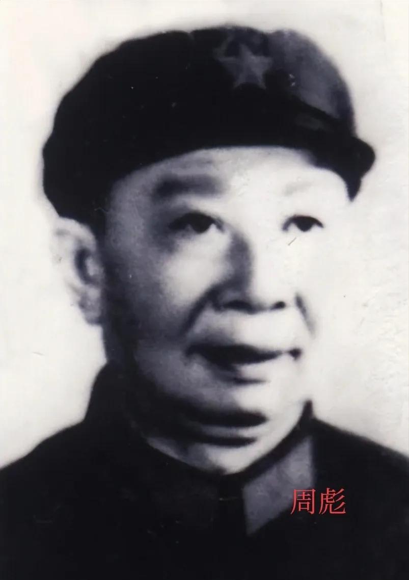 1942年，八路军周彪率机关队伍转移途中，察觉秘书故意走在外侧，还偷偷撒高梁粒。