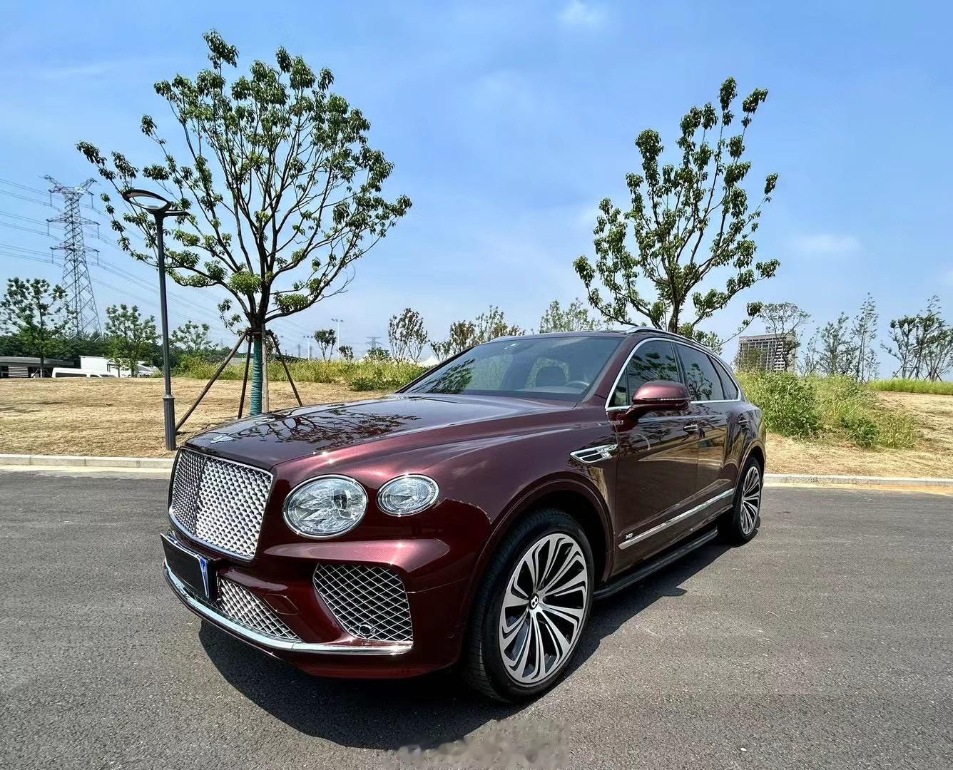 宾利 添越 V8 准新车[酷]板球红/木兰花白-深李紫20年12月上牌，3280