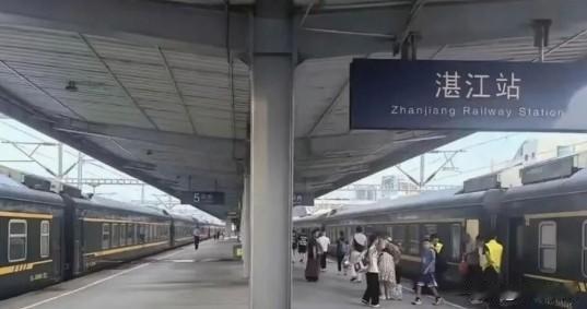 湛江这趟普铁又恢复运营了。从铁路官网上查到，湛江开往成都的T827次列车已经重新