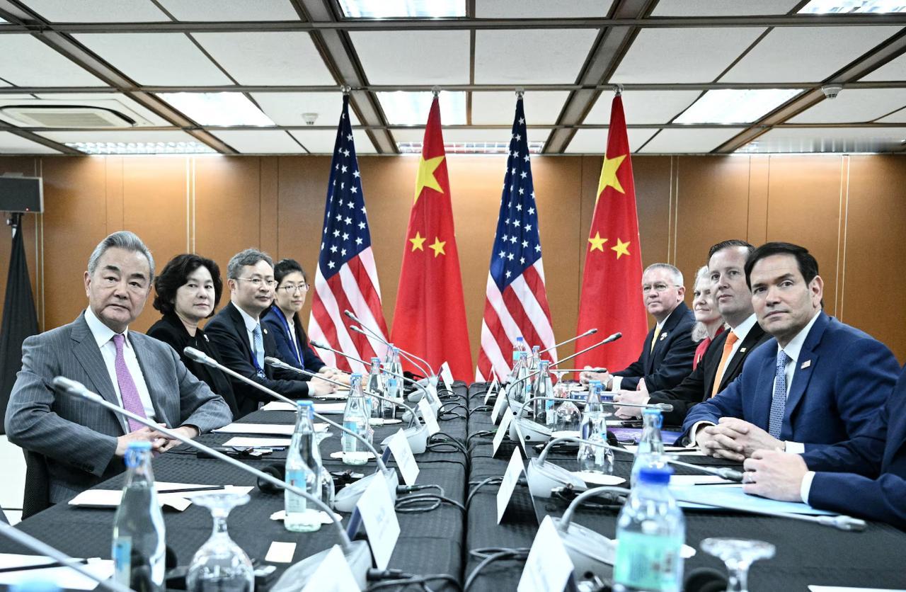 见完王毅外长，鲁比奥称中方“很配合”，特朗普在害怕什么？
 
作为美国对华最“鹰