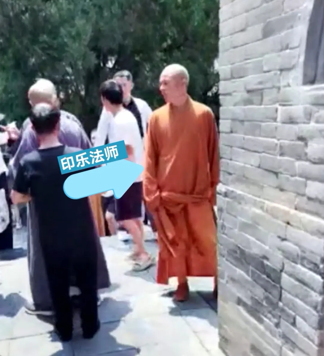 少林寺现场直击：新住持微笑挥手进入围挡的方丈室
