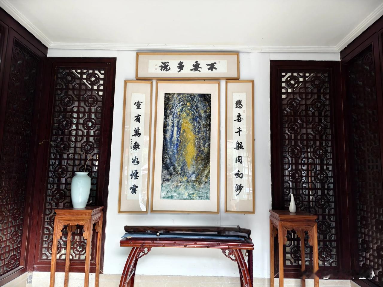 这是我年前在虎跑公园上面茶室拍到的一张图。
 
当时我正对着墙上的字琢磨，一位大