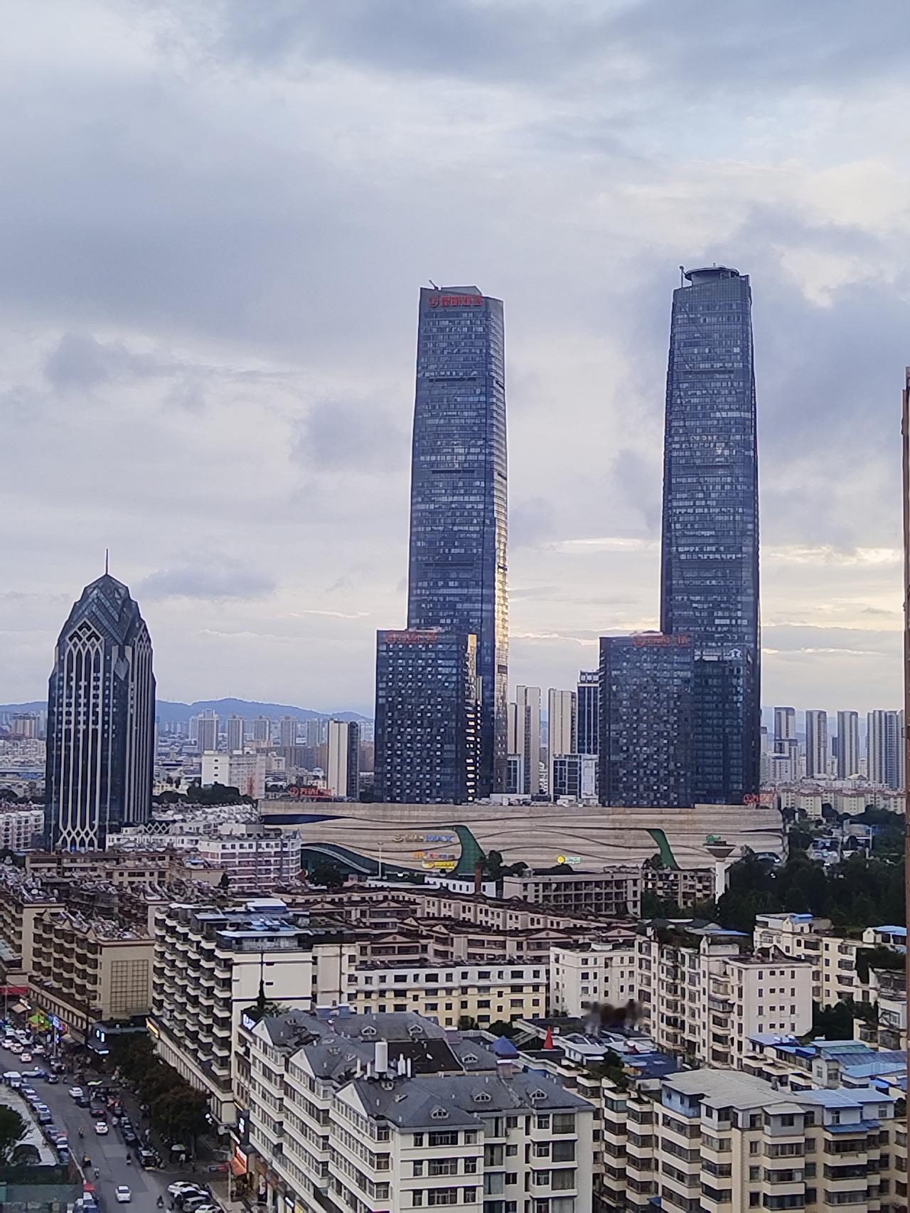 万达广场的双塔昆明市地标线建筑