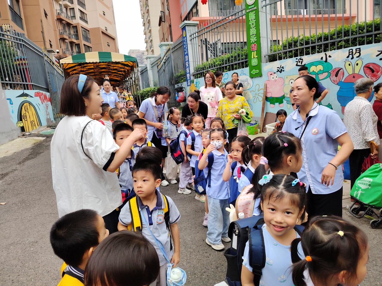 小朋友们出外游玩真高兴！
2026年6月12日拍摄于武汉新竹尚禾幼儿园