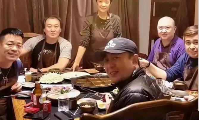 张嘉益回西安从不订酒店，直接住孙浩家，背后原因又好笑又暖心，让网友都忍不住发弹幕