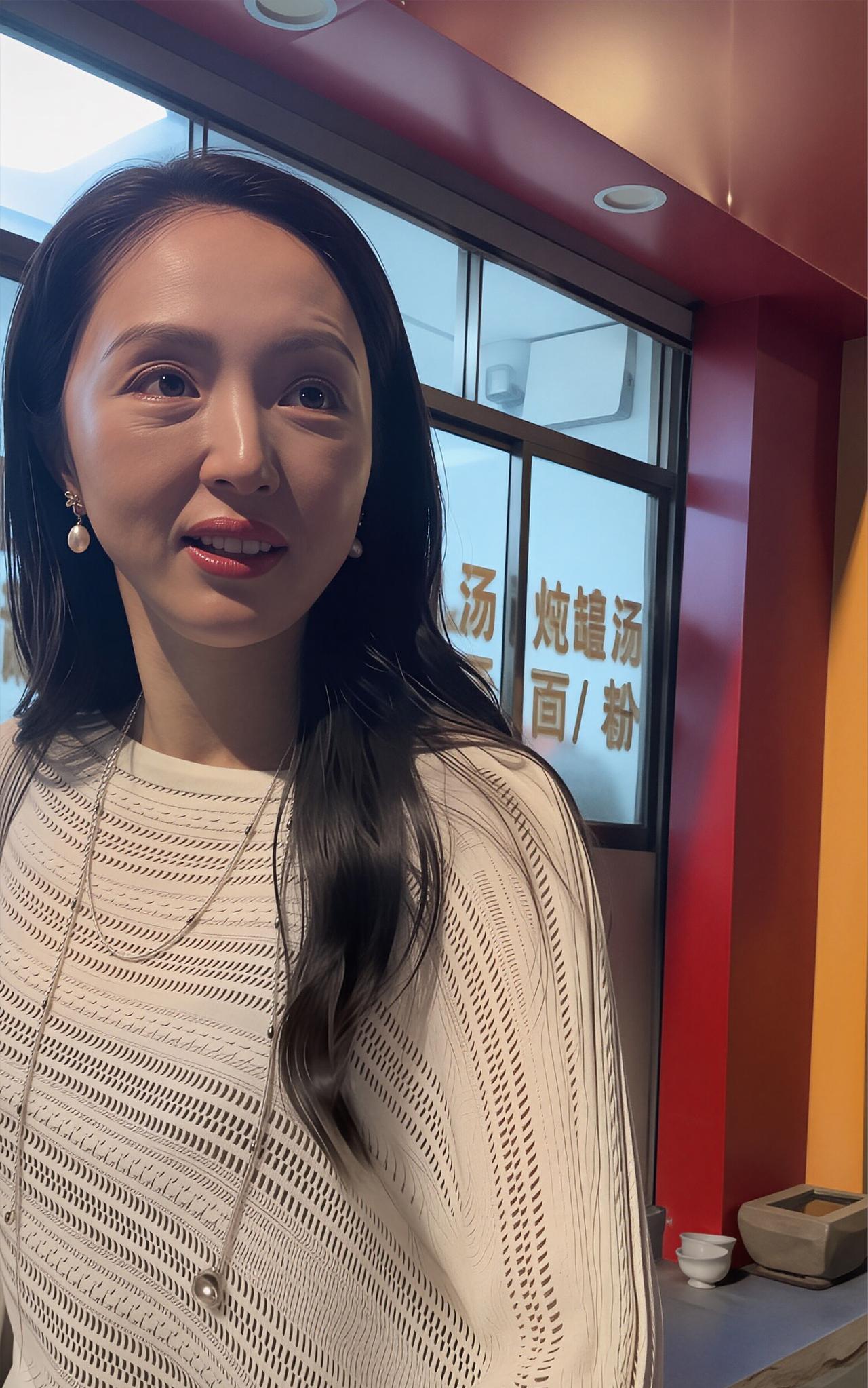 女神不再漂亮了，已经不再年轻了，像一位老大妈，垂垂老矣，真是岁月不饶人，美人也会