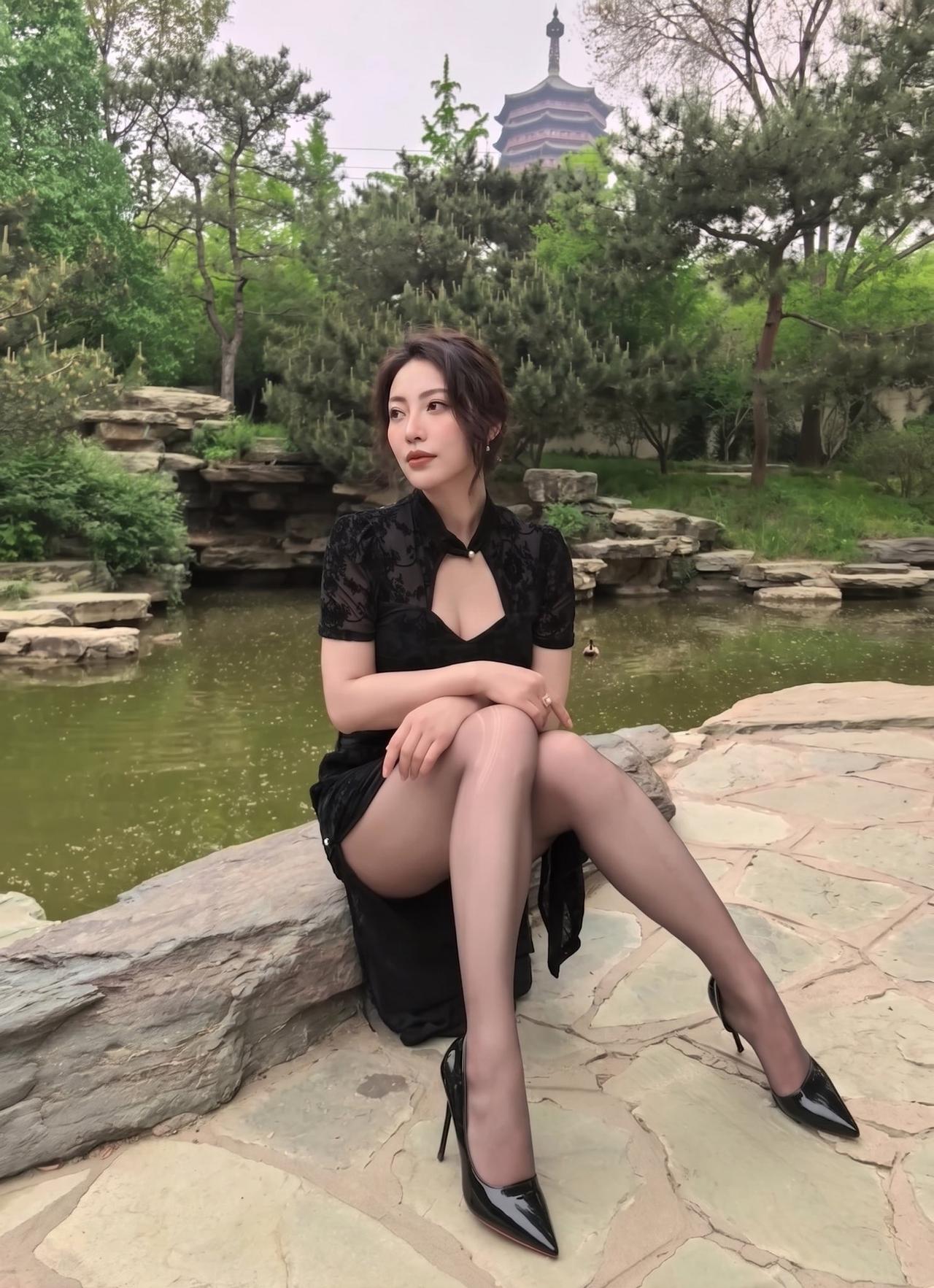 🖤 穿最保守的黑色旗袍，裹最紧绷的黑丝