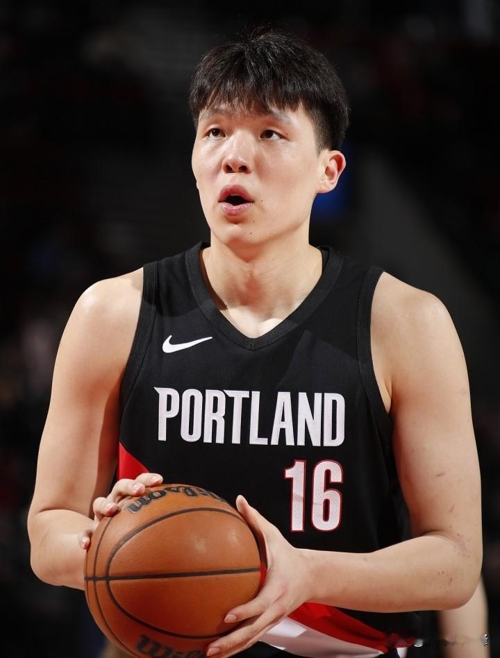 杨瀚森夏联首秀半场出炉！策应亮眼，但进攻短板还得抓紧补
 
开拓者对阵太阳的夏联