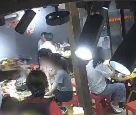 “无妄之灾！”7月9日报道，广东深圳，一对情侣去吃火锅，他们情难自抑，直接在店里