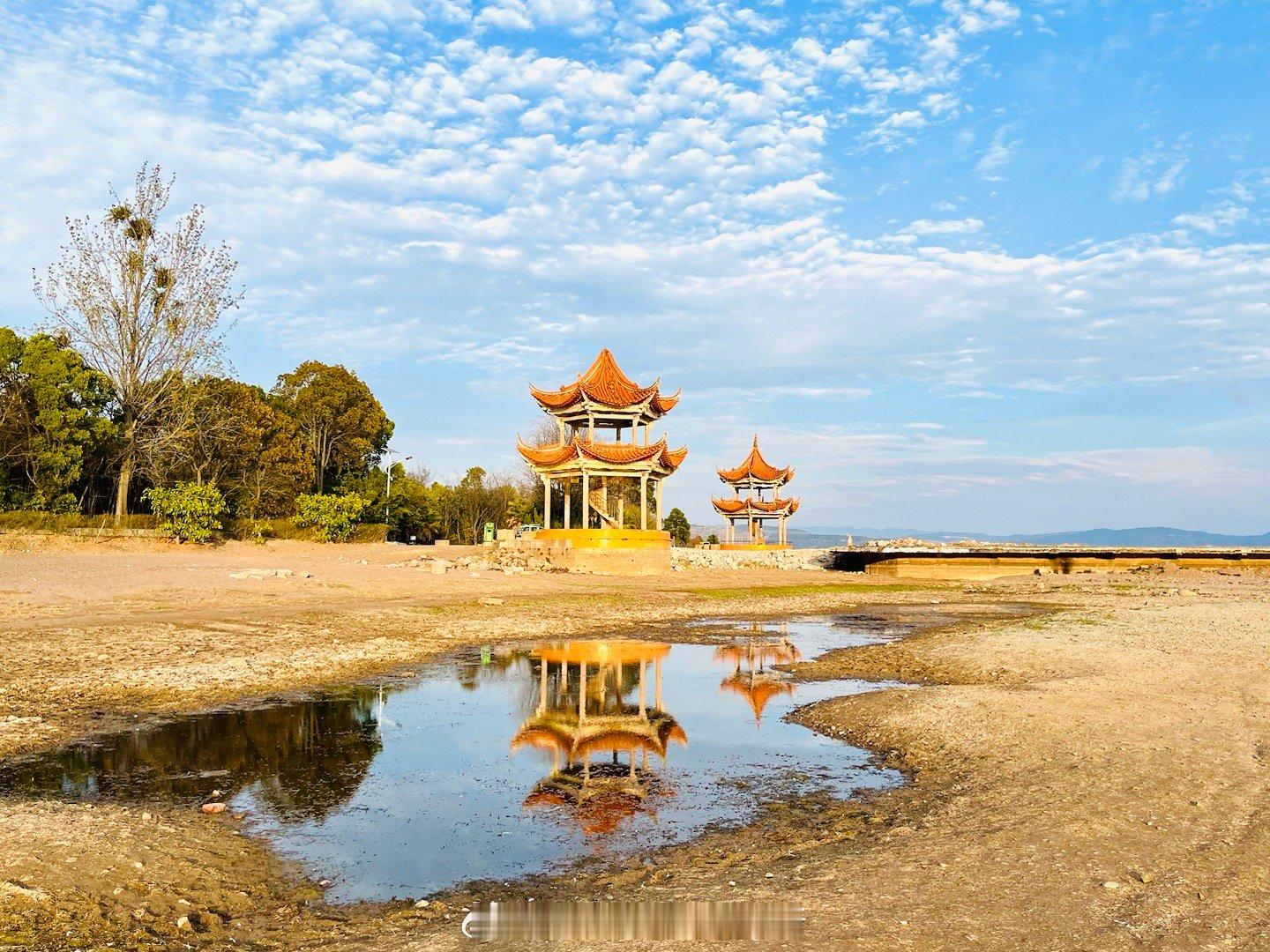 玉溪澄江抚仙湖广龙抚海湾，湖水清澈透明，帆船随风摇曳，风景曼妙多姿；天空的云彩变