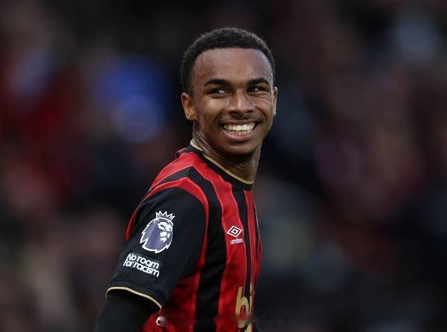 热刺跟队记者Alasdair Gold，在补强中场后，热刺现在的焦点转向锋线，克