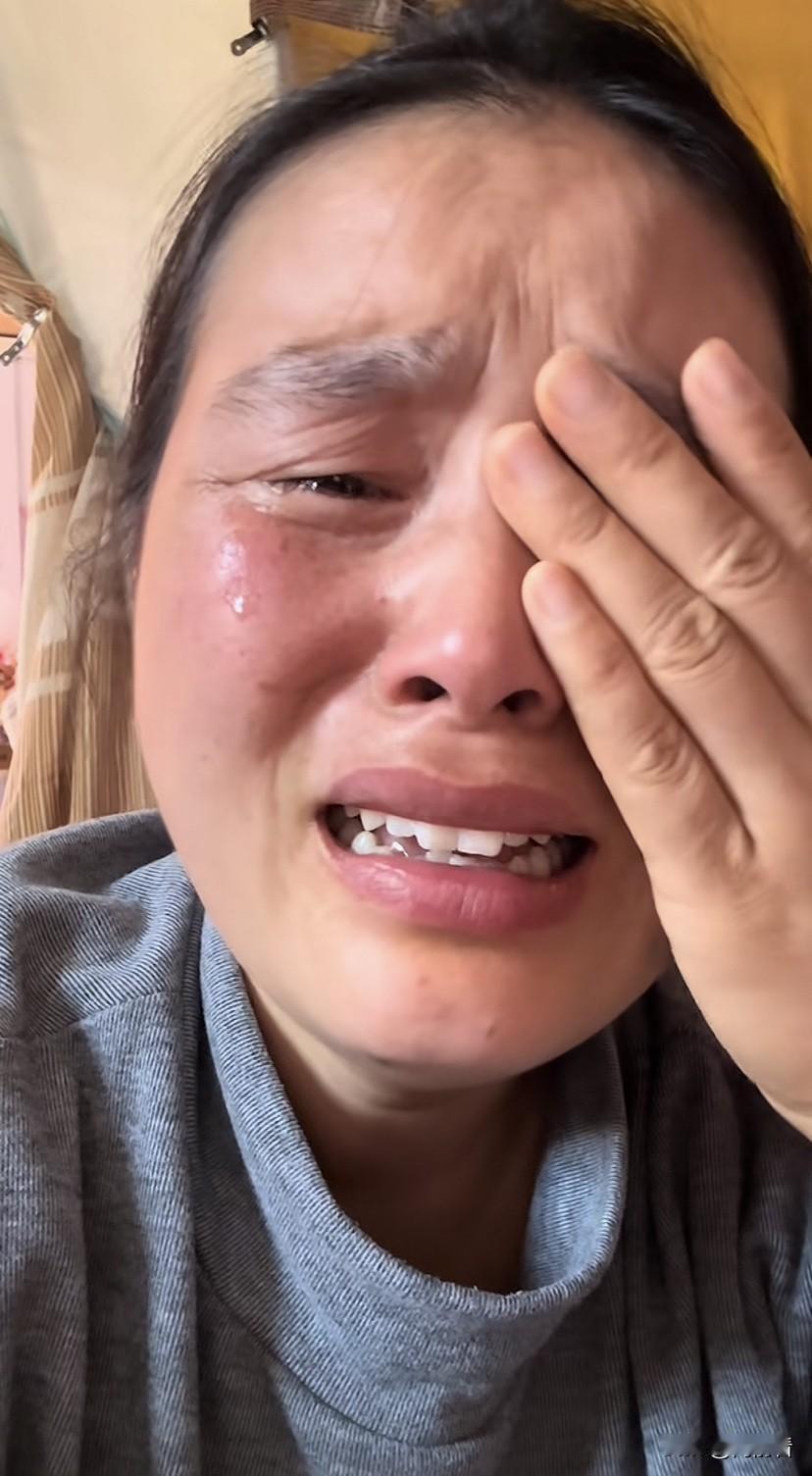 看哭了！还有比她更苦的人吗？爸爸偏瘫，妈妈瘫痪，姐姐瘫痪，女儿罕见病痉挛抽搐，一