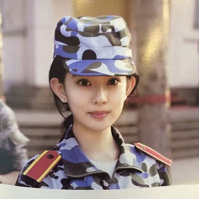 年少对比高下立判，孟子义更具备天生的明星底子。她学生时代素颜出镜，立体骨相、浓颜