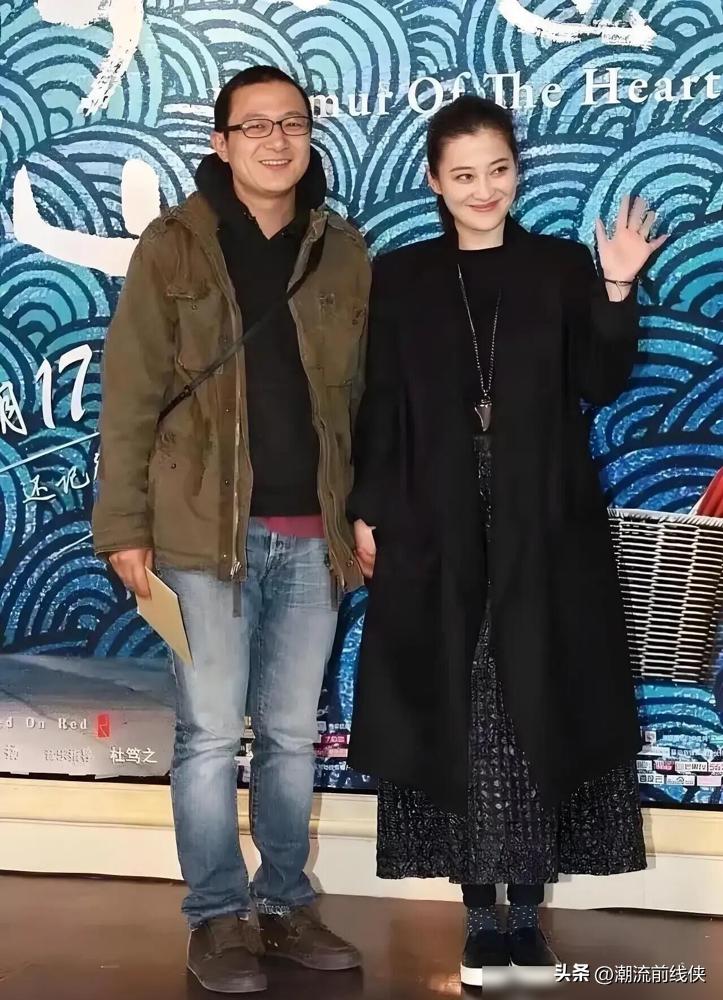 梅婷夫妻的幸福太出圈了！2026年刚开春，就有媒体拍到曾剑在机场攥着梅婷的手笑成