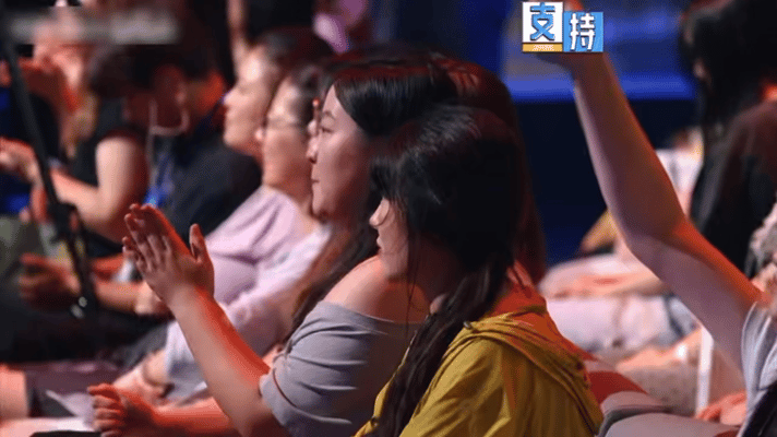 颜安抽象的神知道颜安抽象但是没想到这么抽象啊，倒立用脚比心🫶简直不要太厉害，把