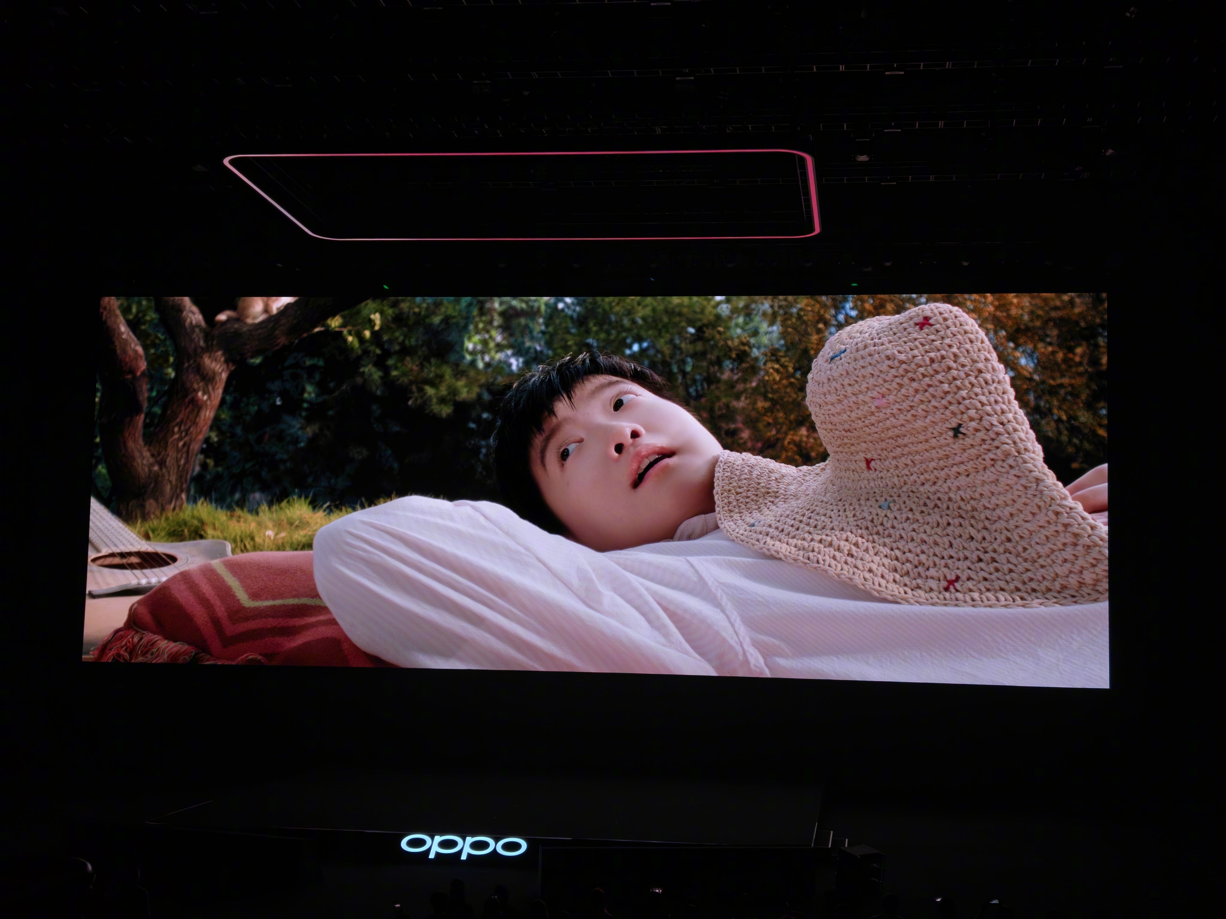 OPPO Find X8 系列这次还带来了一个特别版本——专为孙颖莎定制的「追光