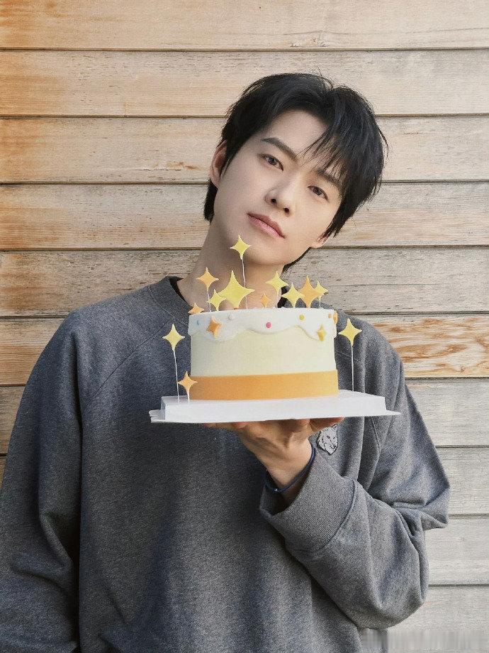 魏大勋庆祝上班17周年 魏大勋庆祝上班17周年啦~未来继续走花路吧！！！ 