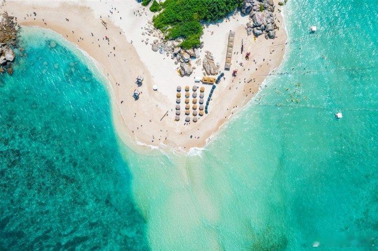 三亚的沧海银蓝原来是这么回事 阳光洒在三亚海面，海水折射出璀璨银斑，与湛蓝交融，